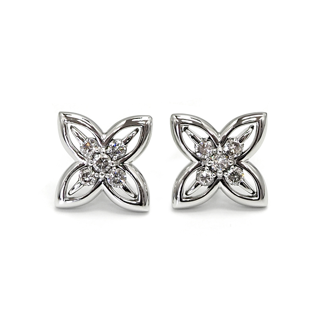 プラチナ ダイヤモンドピアス 四枚の花びら フラワーデザイン